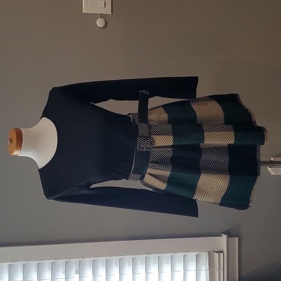 Dresses & Skirts - Adorable Holiday Dress